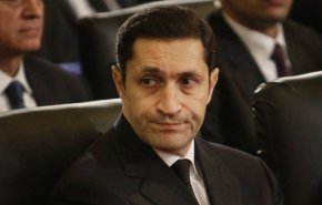 بالصورة.. علاء مبارك ينفي شائعة وفاة والدته