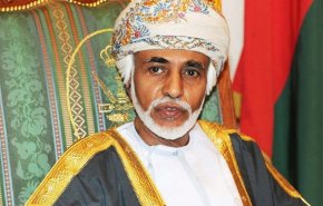 صور/ ظهور نادر للسلطان قابوس يصعد الريال العماني