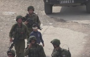 شاهد/مركز حقوقي يوثق لحظة اعتقال طفل فلسطيني بالخليل