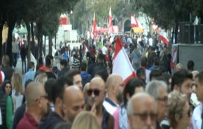 ماذا يحدث بلبنان.. حرق علمي امريكا و'اسرائيل' وهتاف للمقاومة