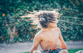 أخطار هز الرأس لإخراج الماء من الأذنين