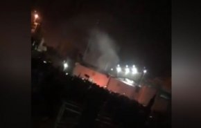 شاهد.. هذا ماخلفه اقتحام المندسين للقنصلية الايرانية