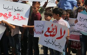 الاسرى المقطوعة رواتبهم يعلقون اضرابهم عن الماء

