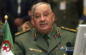 مرشحو الانتخابات الرئاسية في الجزائر يقدمون التعازي لقائد الجيش

