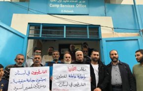 وقفة مطلبية فلسطينية امام مكتب الاونرو بعين الحلوة 