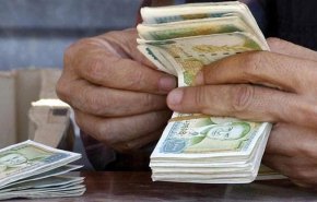سوريون يقدمون مقترحات لافتة للحد من تدهور الليرة  