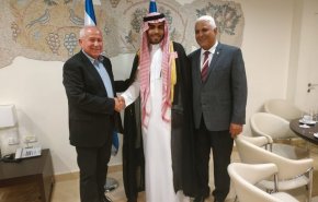 شاهد: اثنان صهاينة بضيافة مطبع سعودي بالرياض!