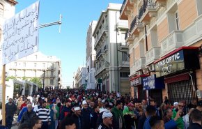 تظاهرات ضخمة في الجزائر قبيل الانتخابات الرئاسية