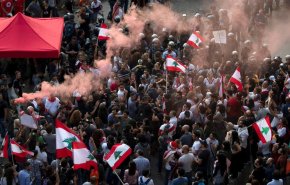 شاهد... متظاهر لبناني يضرم النار في جسده وسط المعتصمين
