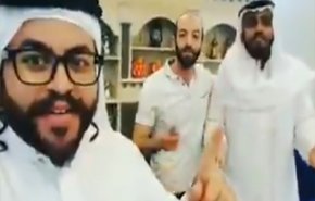 شاهد..سعودي يثير ضجة عارمة بغنائه مع إسرائيليين في الرياض