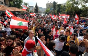 اللعب على شفا حفرة من 'الإنهيار الاقتصادي' في لبنان

