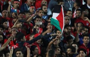 شاب مصري يطلب الاستغاثة من النائب العالم على خلفية اعتقاله بسبب علم فلسطين