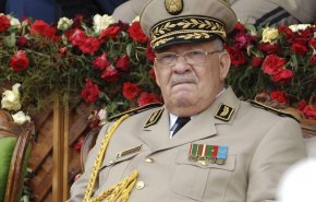 قائد الجيش الجزائري يحذّر رافضي الانتخابات
