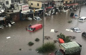 شاهد اللحظة الفظيعة في المشهد الأفظع.. 'انجراف' بشريّ في سيول لبنان!