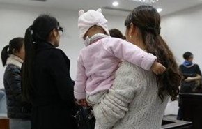 شاهد.. صيني يشعل مواقع التواصل بسبب تصرفه مع زوجته الحامل! 