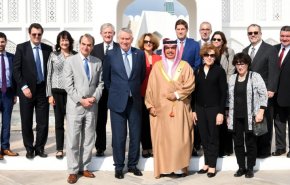 البحرين تفتح الباب واسعاً وتستضيف لجنة أمريكية تدافع عن الاحتلال