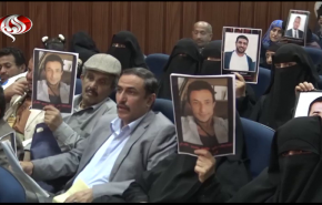 شاهد... أهالي المحررين من سجون مأرب يؤكدون تعرضهم للانتهاكات 