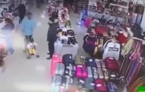 شاهد بالفيديو... امرأة تسرق طفلا في وضح النهار 