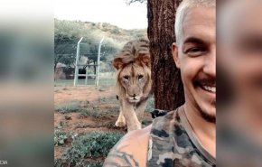 حقيقة أم خيال.. فيديو 'الشاب والأسد' يحقق ملايين المشاهدات