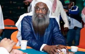مغرد يصف الكلباني بالعبد والاخير يتوعد