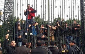 عاطلون عن العمل في تونس يهددون بحرق أنفسهم+فيديو