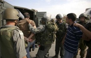 الإحتلال يعتقل 12 فلسطينياً في الضفة الغربية