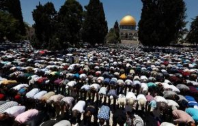 بالصور .. 50 الف مصلِ ادوا صلاة الجمعة في المسجد الأقصى