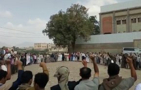 بالصور.. أبناء الحديدة ينددون باستمرار حصار الدريهمي 
