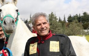 رحالة سوري يزور موسكو ليهدي بوتين 'نجمة الشام'