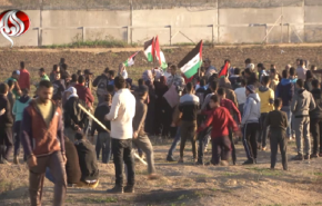 شاهد الاحتلال يطلق الرصاص الحي والغاز السام على المتظاهرين 