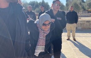اقتحام المستوطنين باحات الاقصى واعتقال اربعة فلسطينيات
