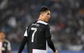 شاهد.. رونالدو يعثر على مفاجأة وسط الملعب بالرياض
