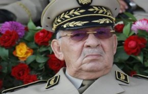 الجزائر.. وصول جثمان أحمد قايد صالح إلى قصر الشعب 