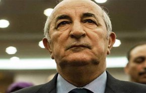 شاهد ..تبون يحبس دموعه منحنيا أمام جثمان قايد صالح