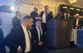 بالفيديو: نتنياهو وزوجته تحت النار مرتعبين 