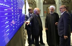 الرئيس روحاني يتفقد معرض منجزات الصناعات البتروكيمياوية