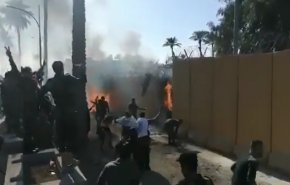 محتجون عراقيون يحتشدون امام مبنى سفارة امريكا