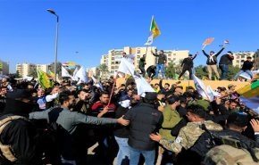 بالصور..منتسبو الحشد يطهون الطعام امام السفارة