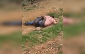 شاهد بالفيديو.. نجاة شاب بأعجوبة من فكي أفعى ضخمة