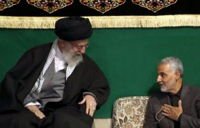شاهد بالصور... زيارة قائد الثورة لمنزل الشهيد سليماني