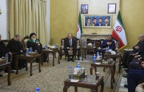 شاهد.. السفارة الإيرانية في لبنان تقبلت التعازي باستشهاد الفريق سليماني ورفاقه
