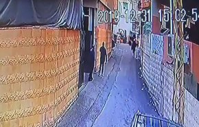 شاهد.. لحظة سقوط خزان على رأس امرأة في لبنان