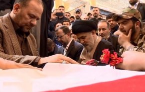 ممثل المرجعية یصلي على جثامين الشهداء القادة في كربلاء