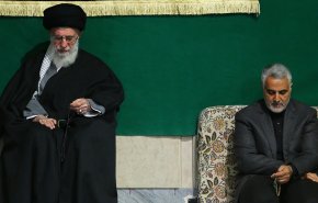 قائد الثورة يؤمّ الصلاة على جثمان الشهيد سليماني

