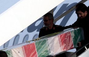 جثامين الشهيد سليماني ورفاقه الشهداء تصل الى طهران