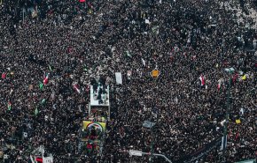 شاهد من السماء بحر بشري يجري في طهران 