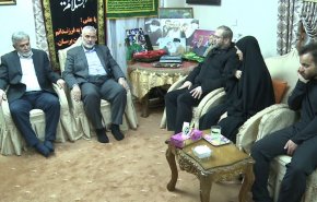 بالفيديو: هنية ونخالة في منزل الشهيد سليماني