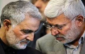 شاهد..صور الشهيدين سليماني والمهندس امام السفارة الأمريكية ببغداد