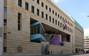 بريطانيا تخفض العاملين في سفارتيها بإيران والعراق

