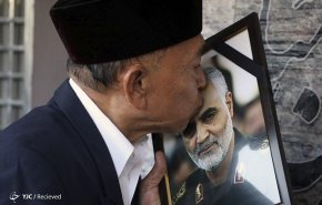 بالصور .. اهالي ماليزيا يكرمون الشهيد سليماني